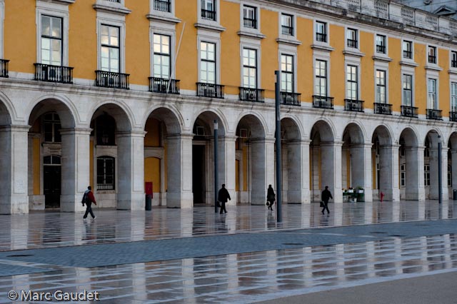 1/100 sec at f / 8.0