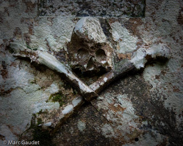 1/100 sec at f / 4.0