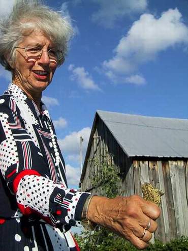 Colombe, Holding a frog that she caught!